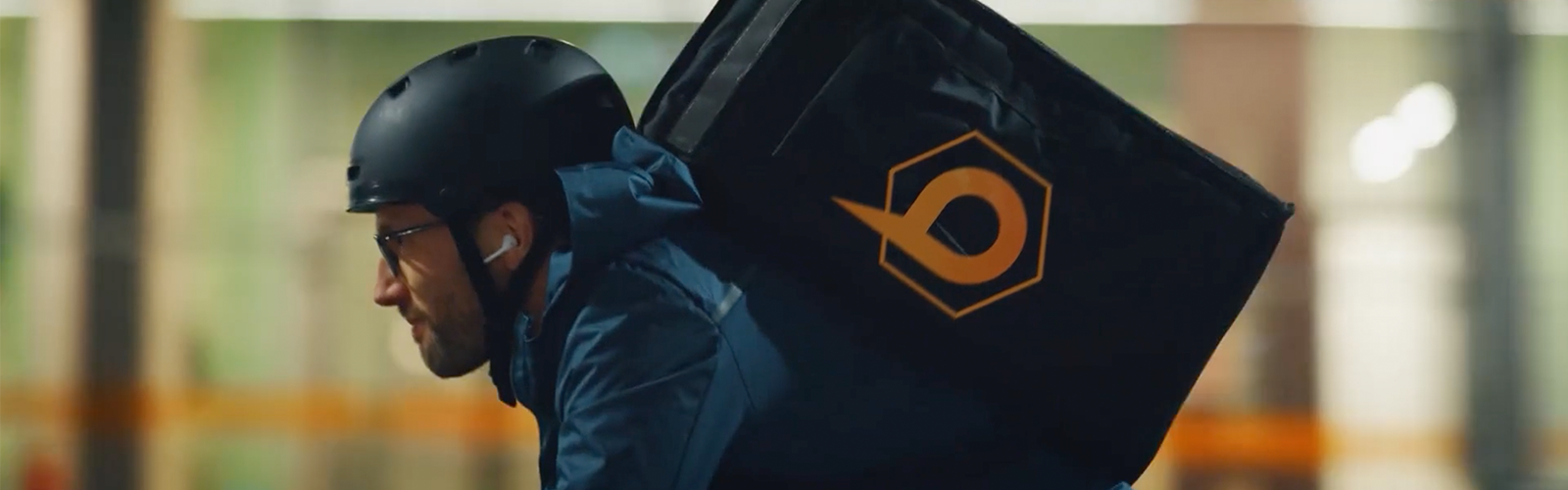 Man delivering food with Beelivery food bag