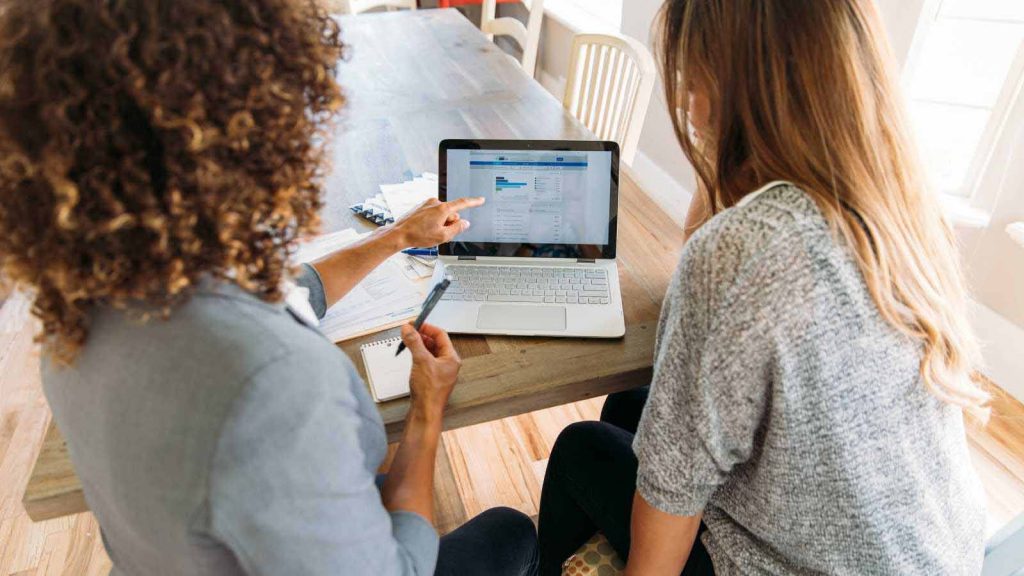 Image of an employer helping an employee with her financial wellbeing